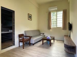 埔里鎮的住宿－桃米5211民宿 ，客厅配有沙发和桌子