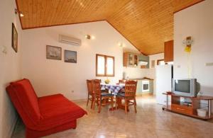 ein Wohnzimmer mit einem Tisch und Stühlen sowie eine Küche in der Unterkunft Holiday house with a parking space Bol, Brac - 4661 in Bol