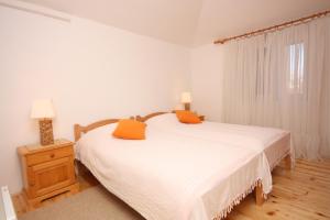 Postel nebo postele na pokoji v ubytování Apartments with WiFi Split - 4760