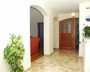 korytarz z drewnianymi drzwiami i rośliną w obiekcie Apartments with a parking space Hvar - 4637 w Hvarze