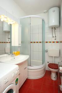 uma casa de banho com um chuveiro, um lavatório e um WC. em Apartments with a parking space Bol, Brac - 4658 em Bol