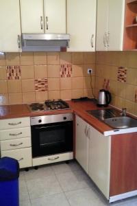 uma pequena cozinha com um fogão e um lavatório em Apartments with a parking space Bol, Brac - 4658 em Bol