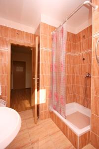 y baño con ducha y lavamanos. en Studio Omis 4654b, en Omiš
