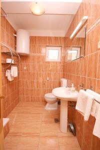 Kúpeľňa v ubytovaní Studio Omis 4654b