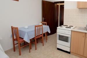 Kuchyňa alebo kuchynka v ubytovaní Apartment Mastrinka 4648c