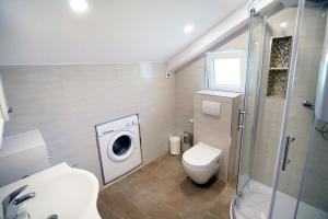 bagno con servizi igienici e lavatrice. di Apartments with a parking space Dubrovnik - 4673 a Dubrovnik