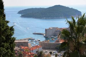 vista su un porto con barche in acqua di Apartments with a parking space Dubrovnik - 4673 a Dubrovnik