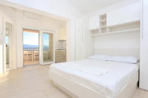 Postel nebo postele na pokoji v ubytování Apartments by the sea Duce, Omis - 4795