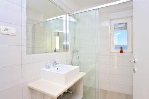 Koupelna v ubytování Apartments by the sea Duce, Omis - 4795 + 37 fotografií