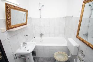 ห้องน้ำของ Apartments with WiFi Dubrovnik - 4730