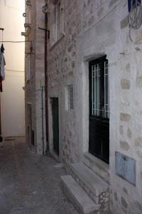 un edificio de piedra con puerta y ventana en Apartments by the sea Dubrovnik - 4698, en Dubrovnik