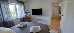 Televízia a/alebo spoločenská miestnosť v ubytovaní Home in Split