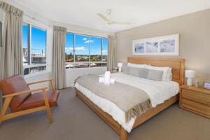 Postel nebo postele na pokoji v ubytování Beachside Resort Kawana Waters + 37 fotografií