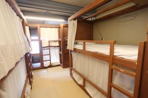 1 Schlafzimmer mit 2 Etagenbetten in einem Zimmer in der Unterkunft GrapeHouse Koenji in Tokio