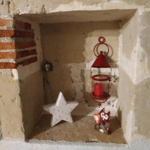 a corner of a wall with a lantern and stars at La maison de l'échauguette in Ancenis