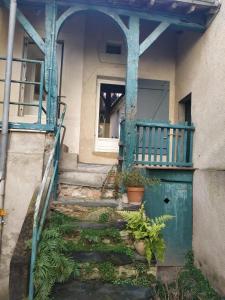 an entrance to a house with a blue door and stairs at La maison de l'échauguette in Ancenis