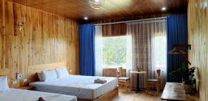 sypialnia z 2 łóżkami i oknem w obiekcie Tuyet's Homestay w mieście Ninh Binh