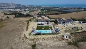 - une vue aérienne sur une grande maison sur une colline dans l'établissement RESORT REIS country house, à Pineto