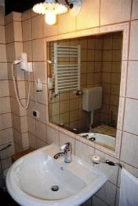 La salle de bains est pourvue d'un lavabo et d'un miroir. dans l'établissement Hotel Il Dito e la Luna, à Ripa Teatina