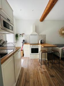 Кухня или мини-кухня в Studio d'exception Mourillon CLIM & plage à pied
