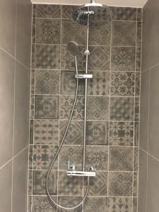 ヴィムルーにあるLa bonne adresseのタイル張りの壁のバスルーム(シャワー付)