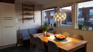 una mesa de comedor con un bol de fruta. en 3 bedrooms home with nice terrace, en Stavanger