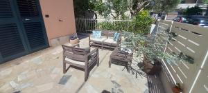 un patio con mesa, sillas y una valla en La Maison à la Mer - Appartamentino a 200 mt dal mare, en Giulianova