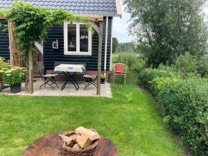 un cortile con tavolo da picnic e una casa di Vakantiehuisje De Waddenuil 