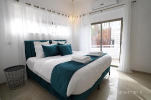 Una cama o camas en una habitación de YalaRent Afarsemon Apartments with pool - For Families & Couples