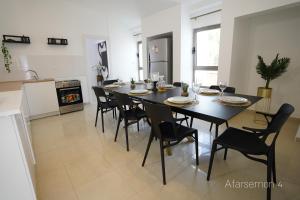 Una cocina o cocineta en YalaRent Afarsemon Apartments with pool - For Families & Couples