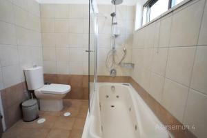 Un baño de YalaRent Afarsemon Apartments with pool - For Families & Couples