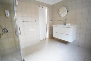 Un baño de YalaRent Afarsemon Apartments with pool - For Families & Couples