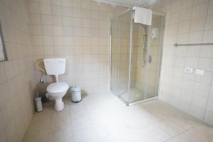 Un baño de YalaRent Afarsemon Apartments with pool - For Families & Couples