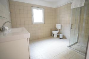 Un baño de YalaRent Afarsemon Apartments with pool - For Families & Couples