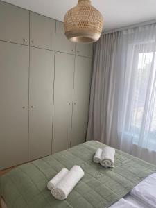 1 dormitorio con 1 cama con toallas en Nice to sleep You, en Toruń