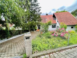Freiblick 1 Bad Glbg mit Garten Top1 في باد غليشنبرج: منزل به سياج أمام ساحة