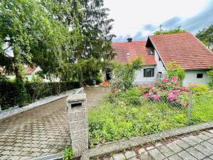 a house with a fence in front of a yard at Freiblick 1 Bad Glbg mit Garten Top1 in Bad Gleichenberg