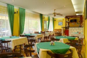 Reštaurácia alebo iné gastronomické zariadenie v ubytovaní Rooms by the sea Duce, Omis - 3063