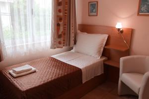 Postel nebo postele na pokoji v ubytování Rooms by the sea Duce, Omis - 3063