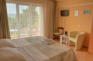 Postel nebo postele na pokoji v ubytování Rooms by the sea Duce, Omis - 3063