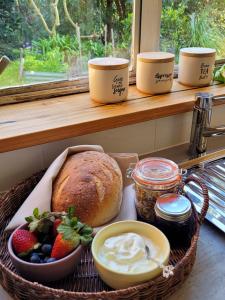 New Lambton的住宿－Garden Rest，窗台上一篮子,上面有面包和水果