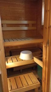 un pequeño armario de madera con aseo en Kelomökki Sallatunturissa en Salla
