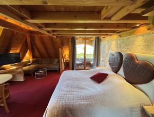 Un dormitorio con una cama grande en una habitación. en Auberge La Meuniere, en Thannenkirch