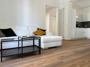 un soggiorno con divano bianco e tavolo di Ca' Luciano alloggio a Lido di Venezia a Lido di Venezia