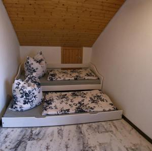 two beds in a small room with two pillows at Ferienwohnung Schlossblick Schillingsfürst in Diebach