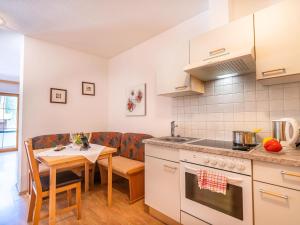 Kuchyň nebo kuchyňský kout v ubytování Welcoming Apartment in Willingen with Private Garden