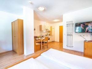 TV a/nebo společenská místnost v ubytování Welcoming Apartment in Willingen with Private Garden