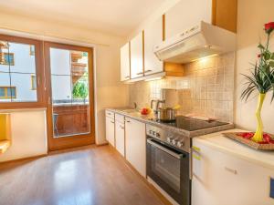 Kuchyň nebo kuchyňský kout v ubytování Family friendly Apartment in Neustift with Balcony