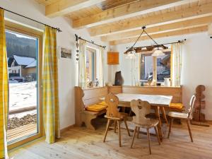 d'une salle à manger avec une table, des chaises et une fenêtre. dans l'établissement Cozy holiday home with sauna in Sankt Margarethen, à Sankt Margarethen im Lungau