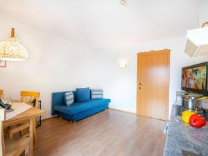 salon z niebieską kanapą i stołem w obiekcie Apartment Neustift near Stubai Ski Lift w Neustift im Stubaital